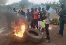 Usine d’exploitation d’or Afrigold / Kédougou : frustrées et déçues, les populations de Kolia, bloquent l’accès de l’usine.