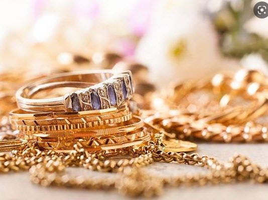 Une mariée dépouillée de ses bijoux