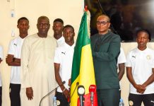 COUPE DU MONDE FIFA U-17 : les lionceaux ont reçu le drapeau national des mains du nouveau ministre des sports Lat Diop