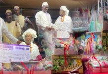 Sargal Adja Mbayang Seck: Le directeur Abdoulaye Diouf Sarr octroie une enveloppe d’un million FCFA et 9 paniers d’accessoires de femmes