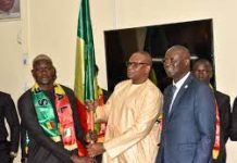 Coupe du monde de Beach soccer FIFA 2024: les Lions reçoivent le drapeau national des mains du ministre Lat Diop