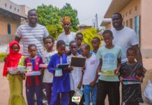 Bargny: l’Équipe Aidons les talibés a remis des Kits Scolaires aux Enfants