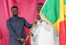 Coupe du Monde 2026 : Le président Diomaye Faye remet le drapeau national aux Lions de la Teranga